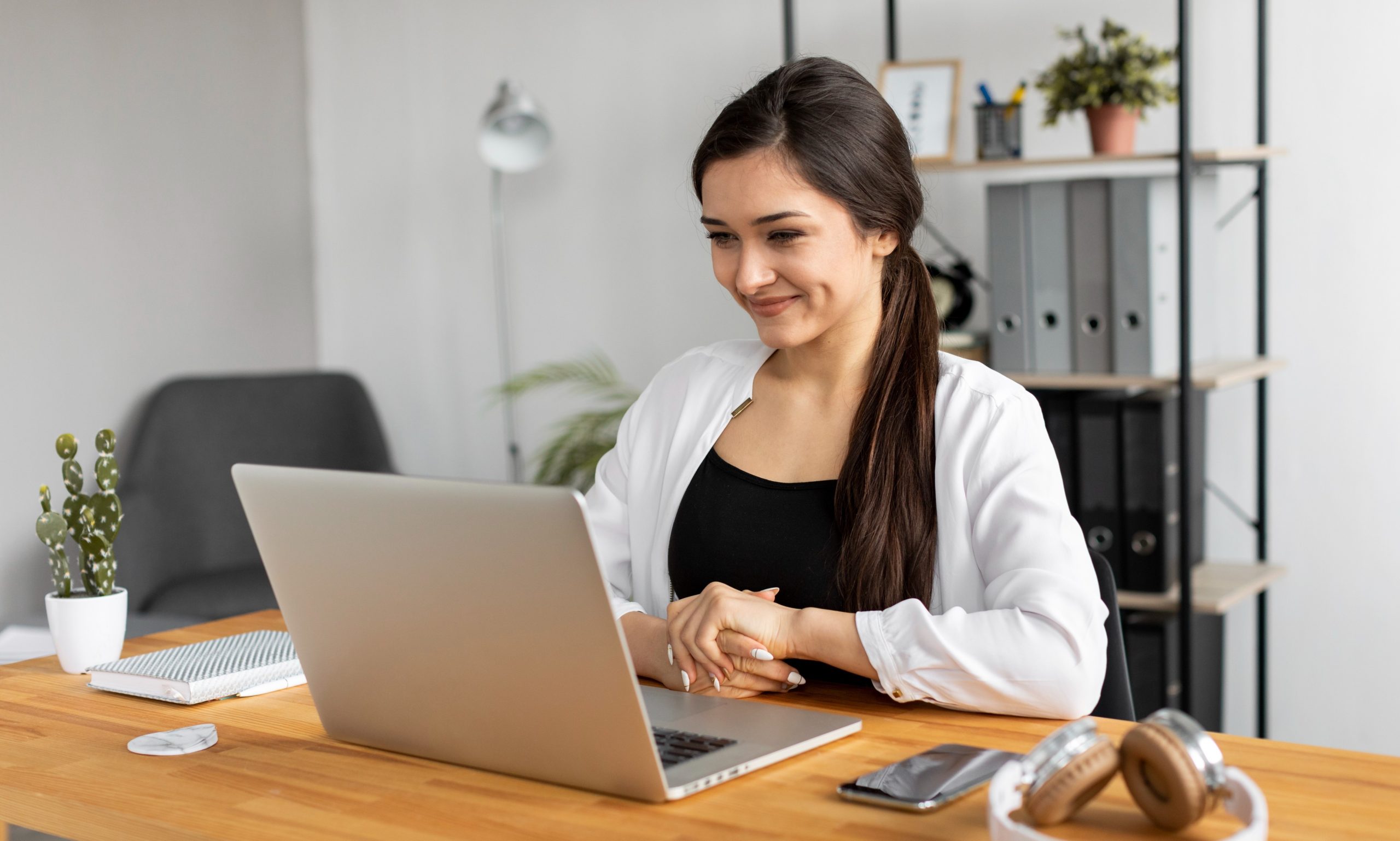 medium-shot-smiley-woman-doing-work1